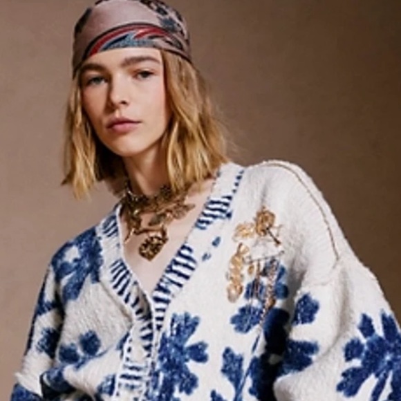 Ariana Ost Walsh Choker Necklace
Free People
NWT
COLOR - Brown & Gold - Picture 4 of 5